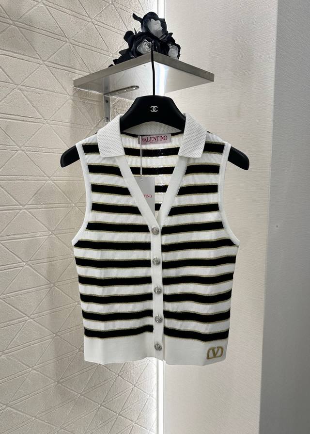 Valentin*2025 new arrival: a striped, contrasting knitted vest. Custom-made with