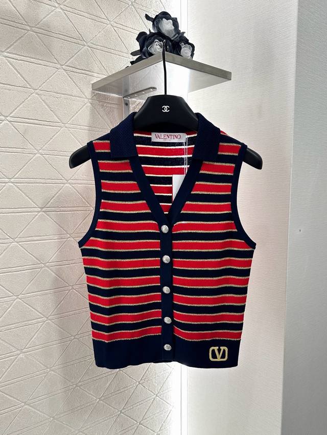 Valentin* 2025 new arrival: a striped, contrasting knitted vest. Woven from Yb T