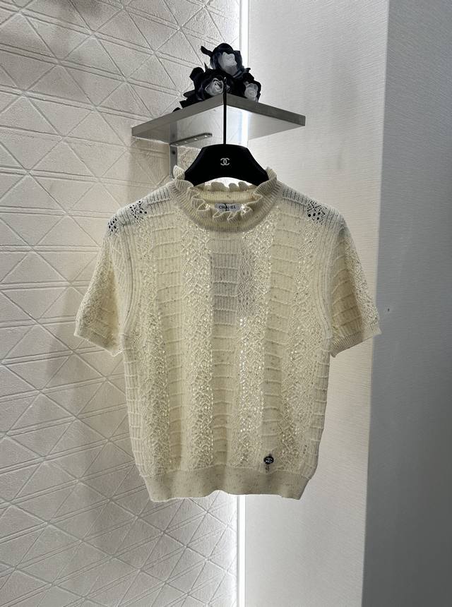 Chane*2025 New Arrival. A stand-up collar with a fungus lace detail and short sl