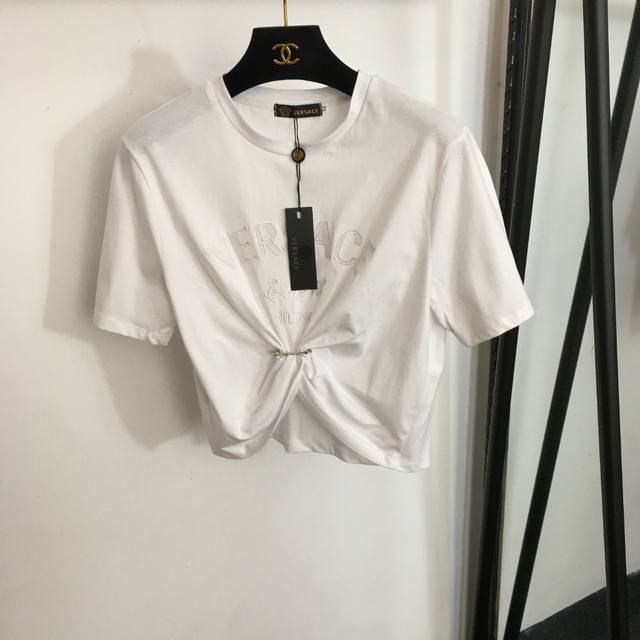 Style No. 0050 Versac's latest chest-embroidered Medusa portrait with pin buckle