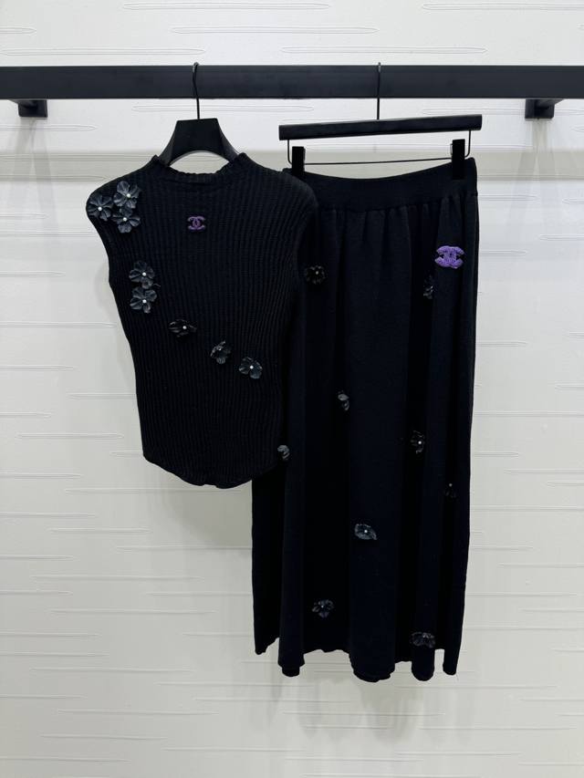 New, original, high-quality Chane* 2025 Early Fall collection! A floral knit ves