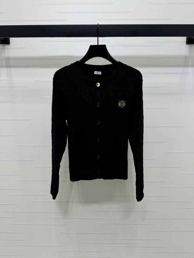 New, original, high-quality Loew* 2025 Early Fall collection! Round-neck knitted