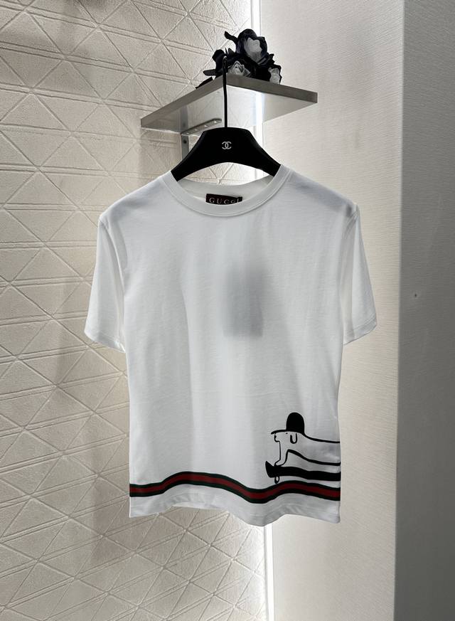 Gucc*2025 New Arrivals. This custom-made, childlike print features a round neckl