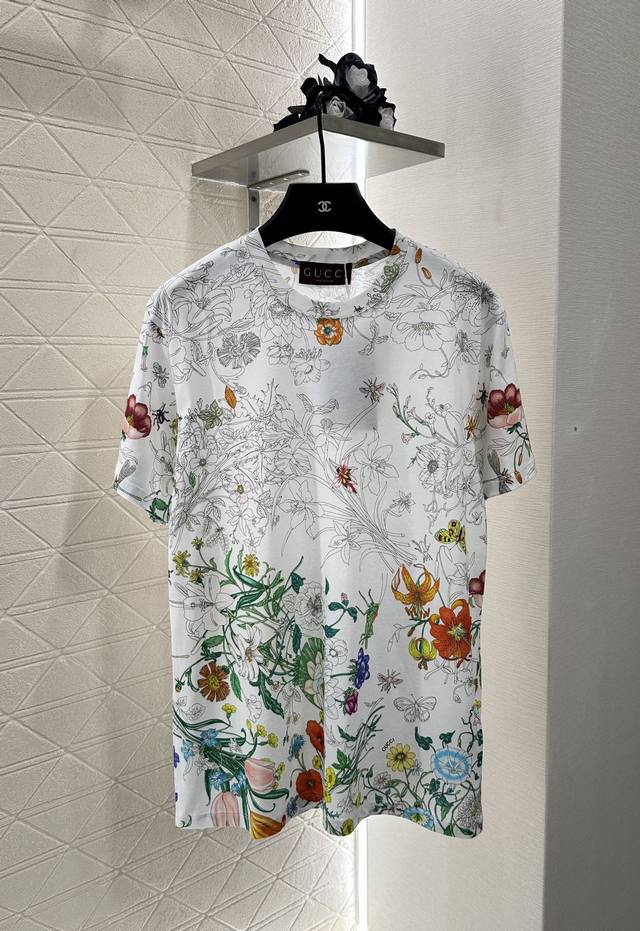 Gucc*2025 New Arrival. This printed, round-neck T-shirt is custom-made with YB m