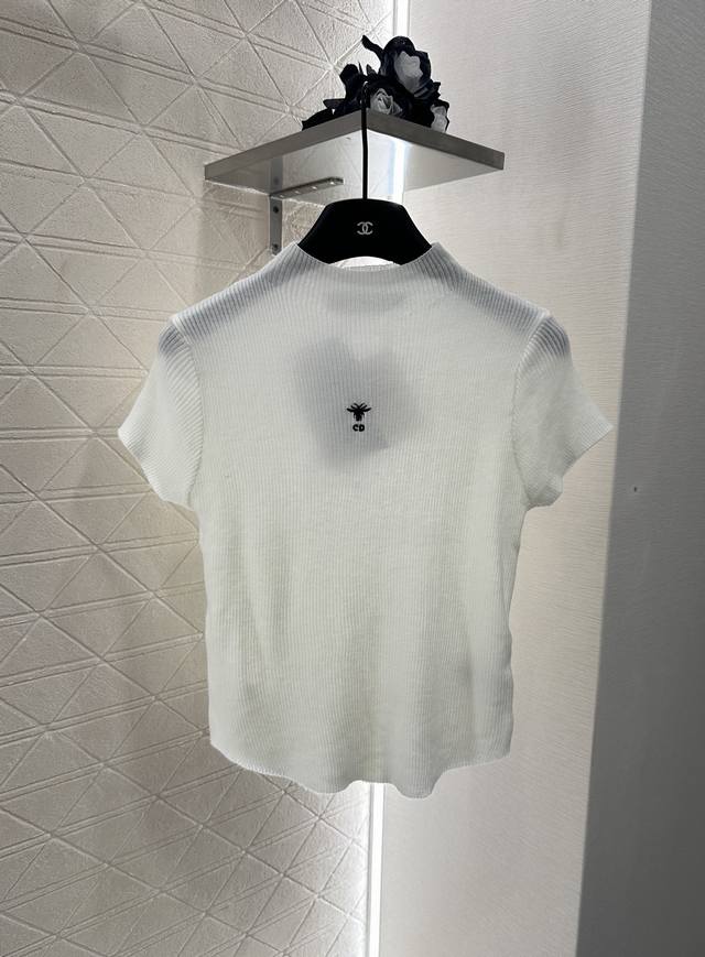 Dio*2025 New Arrival: A mock-neck knitted short-sleeved top made from custom Yb
