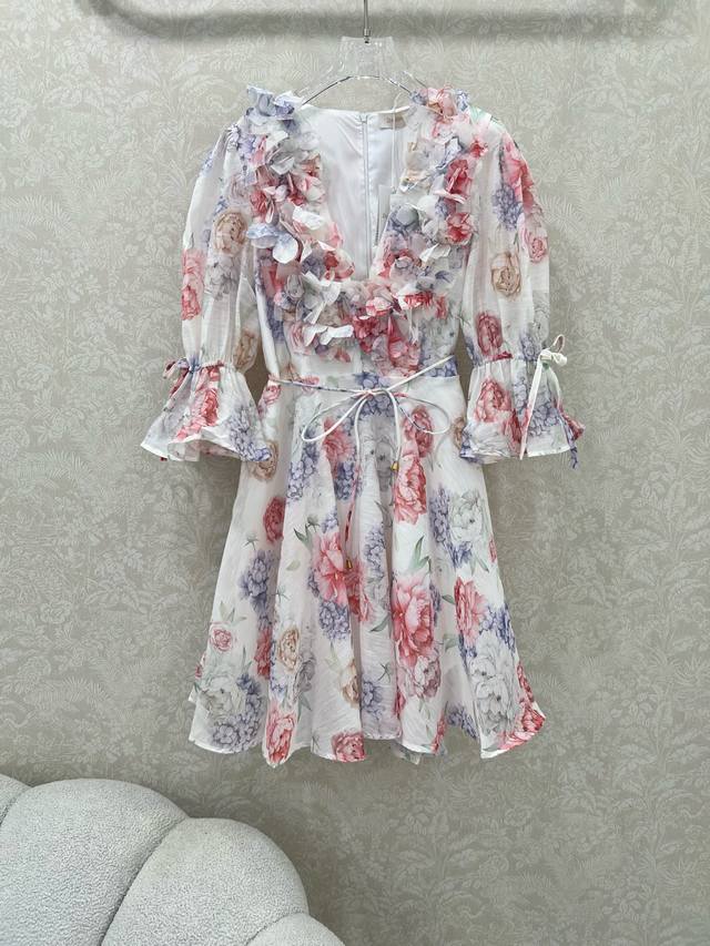 cuffs with bow detailing and a natural fabric belt for a luxurious feel. This st