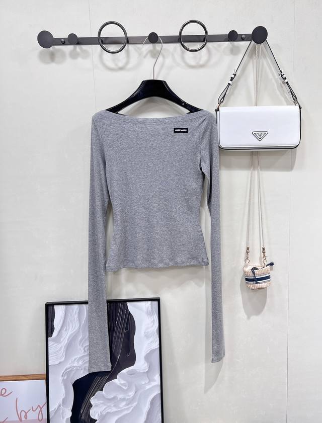Miumiu logo small logo one-shoulder thin long-sleeved T-shirt is low-key and lux