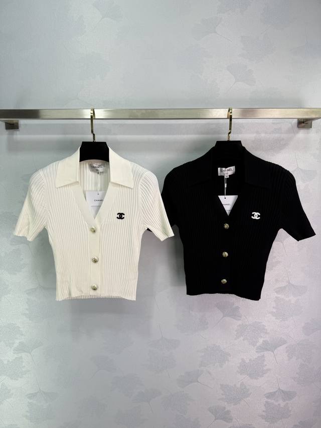Ch*2025 New Arrival. Slim-fitting, lapel-collared knit short-sleeve top. Made of