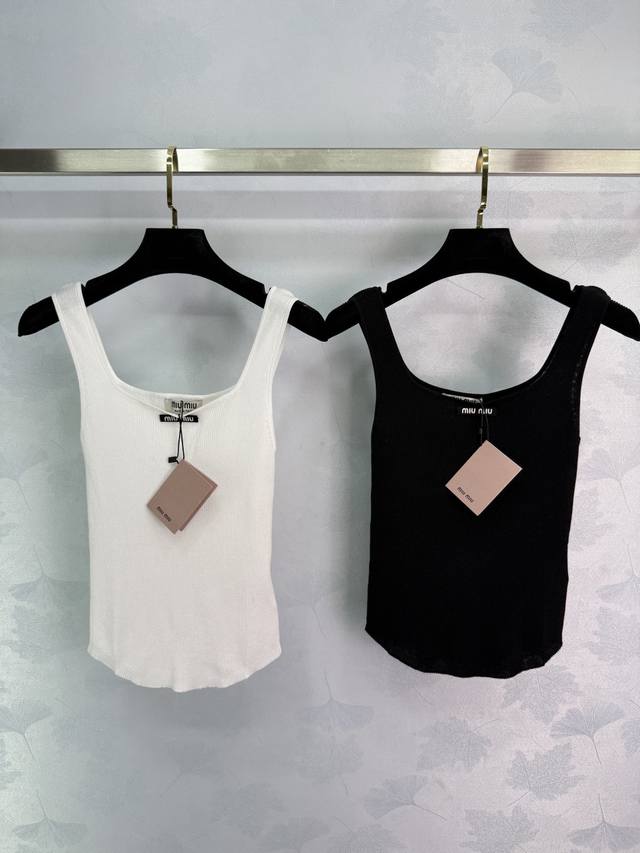 Miumi* 25 Spring/Summer new minimalist knitted vest. A three-dimensional logo on