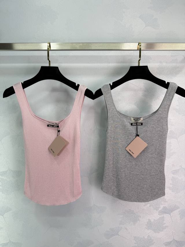 Miumi* 25 Spring/Summer new minimalist knitted vest with a three-dimensional log