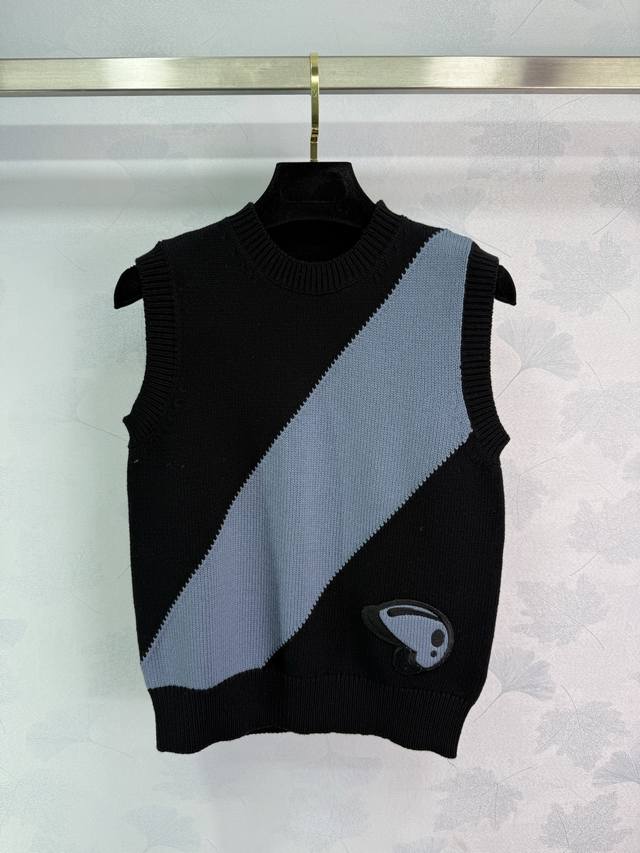 He*25's new black and blue knitted vest features a rich chest pattern, allowing