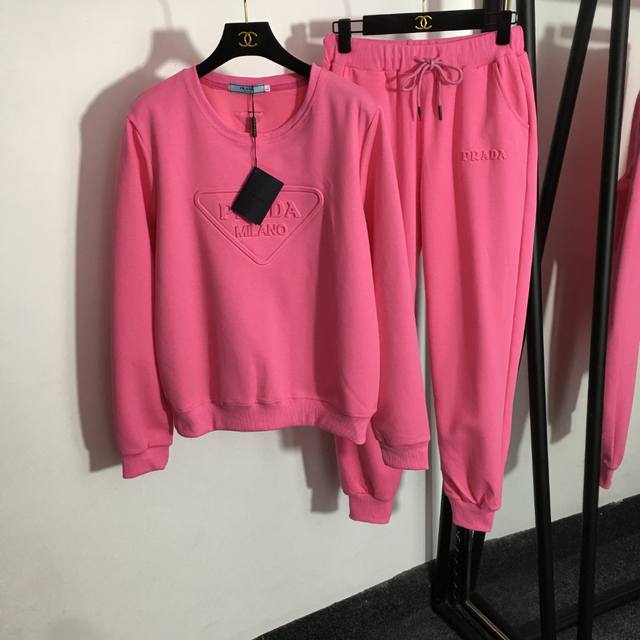 Style 3639 Prad's newest sportswear set, featuring a long-sleeved pullover sweat