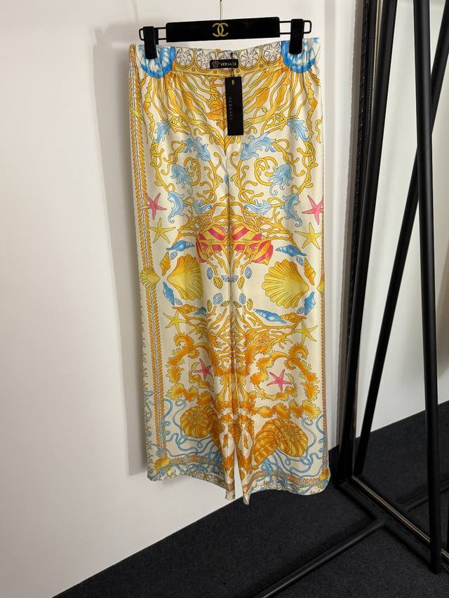 Style 20254268 Versac's latest retro seafood print wide-leg trousers, gold, size