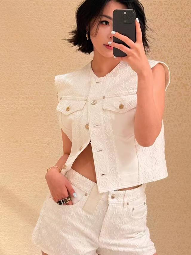 Louis Vuitto* Spring/Summer 2025 Monogra White Floral Sleeveless Denim Vest Jack