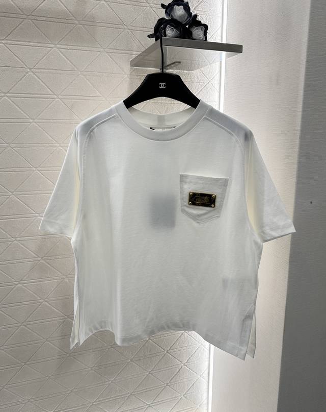Louis Vuitto*2025 New Arrivals: Short-sleeved top with metal logo pockets. Made