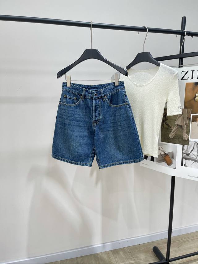 M dark blue cat whisker denim shorts. Fabric: denim cotton. Color: dark blue. Mi
