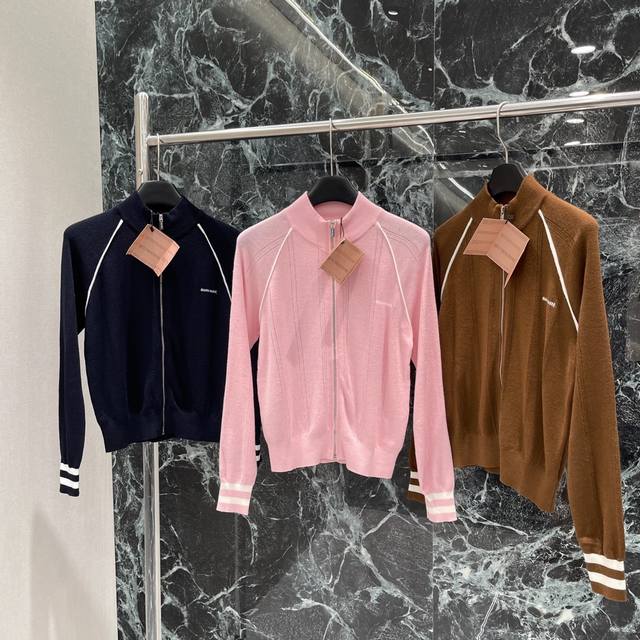 Miu 25 Early Fall new micro-logo long-sleeved zippered knitted jacket features v