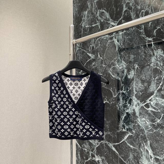 Louis 25 Early Fall new large V-neck jacquard knit vest is decorated with the ic