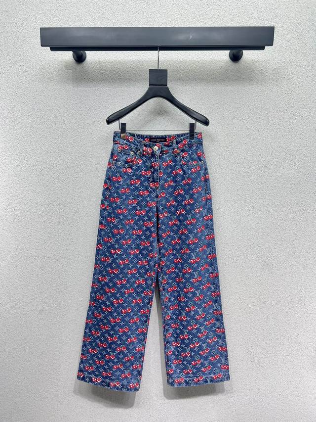 L-brand cherry jacquard denim trousers. Made of 100% cotton denim, they're enzym