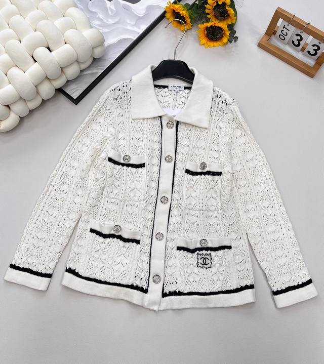 Chanel cardigan with hollow floral pockets and a knitted lapel with a double C l