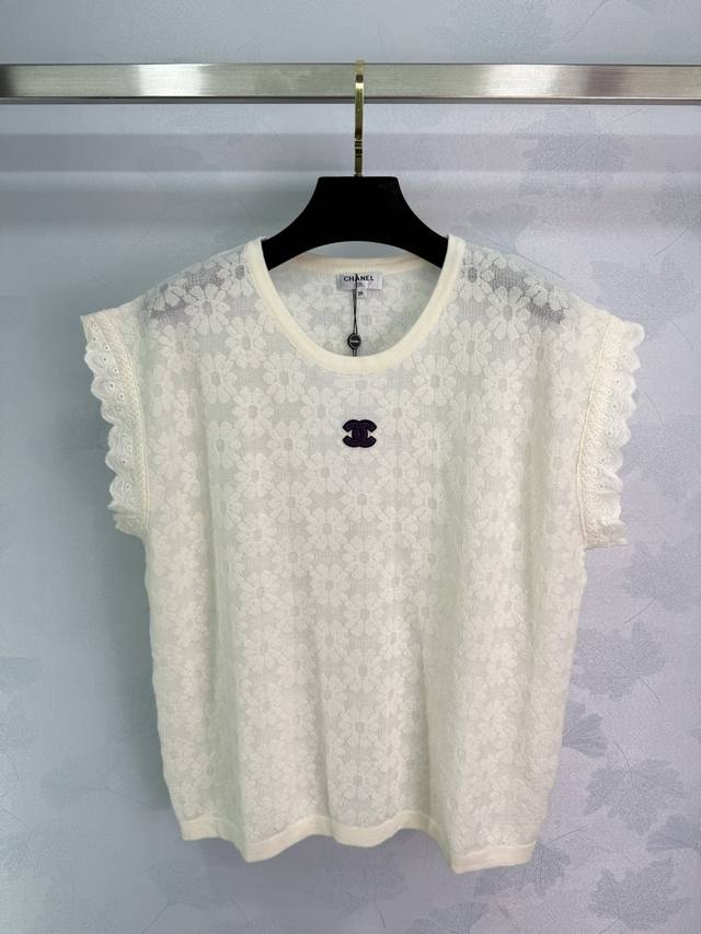 Ch*2025 Spring/Summer new lace short-sleeved top. Exquisite lace accented with t