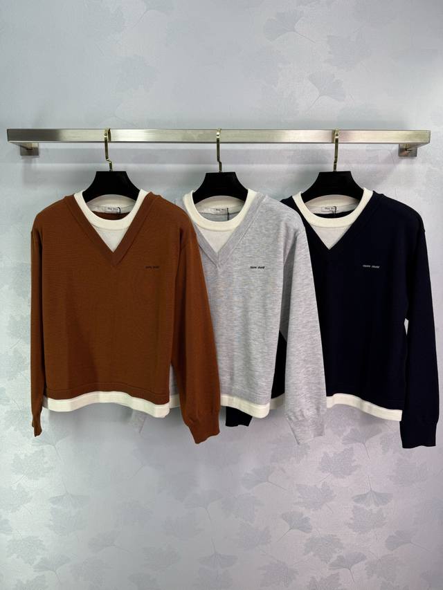 Miu 25 Early Fall new color-block knitted long-sleeved pullover sweater. The con