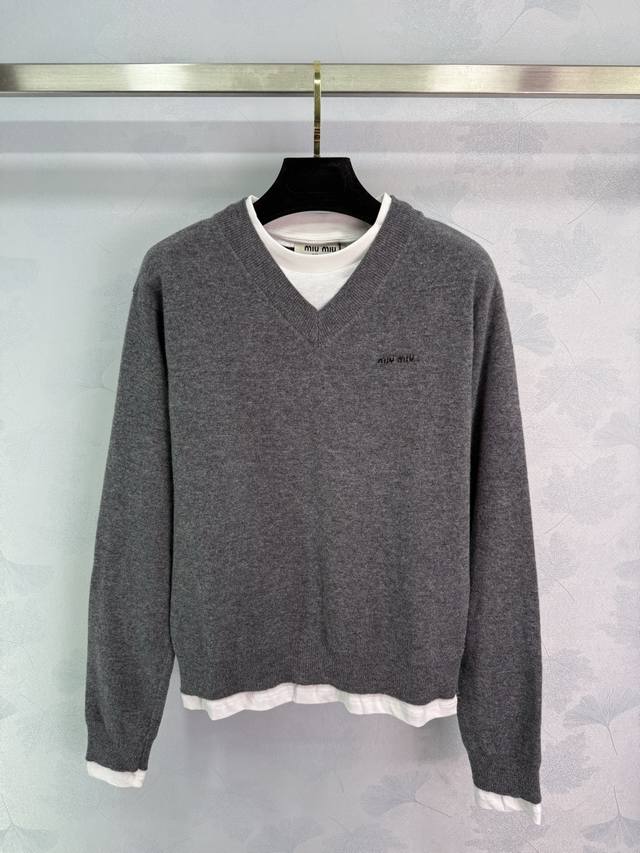 Miumi* Miu Miu Fall/Winter 25 new mock-two-piece crew-neck pullover sweater. The