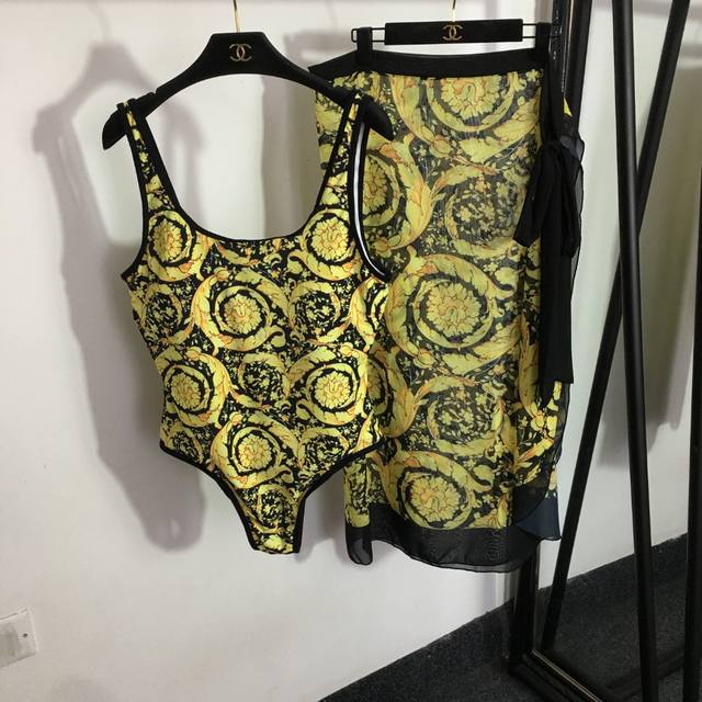 Style 2920 Versac's latest bikini set, retro print halter one-piece swimsuit wit