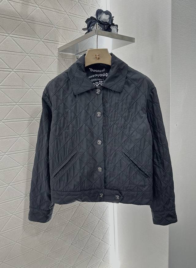 Chane*2025 new arrivals. This lapel-collared, quilted jacket and cropped trouser