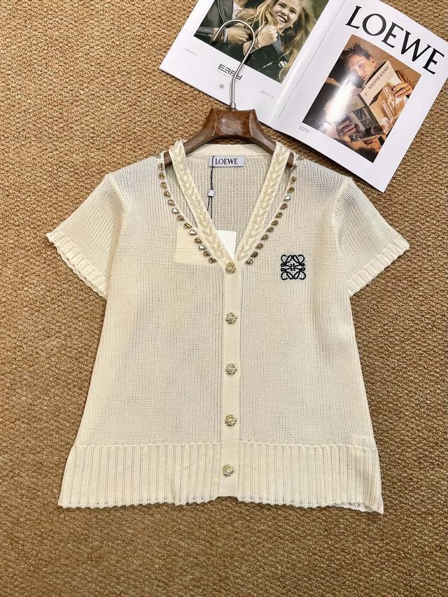 Loewe's new cardigan is so practical! Wear it as a jacket in an air-conditioned