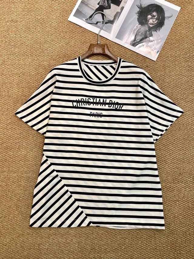 Dior's new T-shirt is the ultimate "lazy outfit"! Made of heavyweight cotton, it