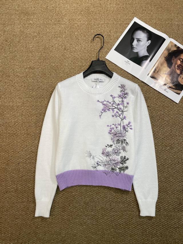 Dior's new sweater, loose-fitting and casual, instantly becomes a missing bottom