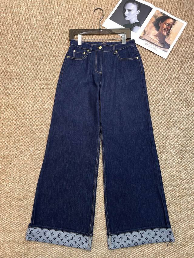 Lv new jeans, denim fabric is super slimming, the slightly flared fit instantly