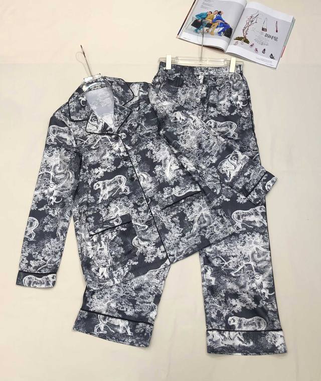 s series of jungle animal pajamas sets are simple yet luxurious. The workmanship