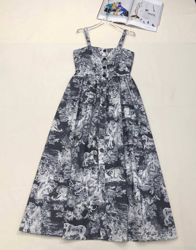 s series of jungle animal suspender dresses are simple yet luxurious. The workma