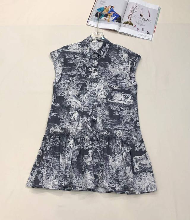 s series of jungle animal dresses are simple yet luxurious. The workmanship of t