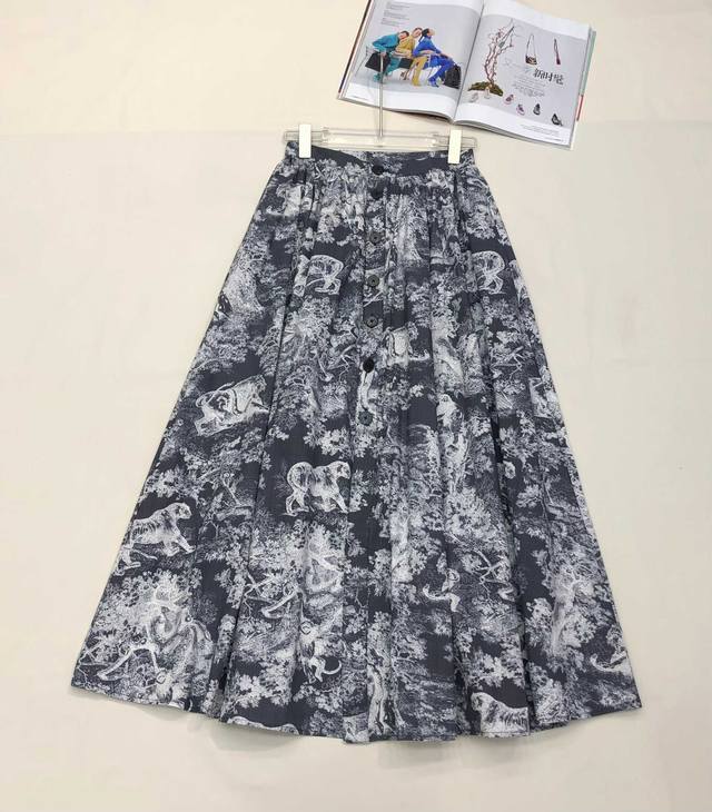 s series of jungle animal skirts are simple yet luxurious. The workmanship of th