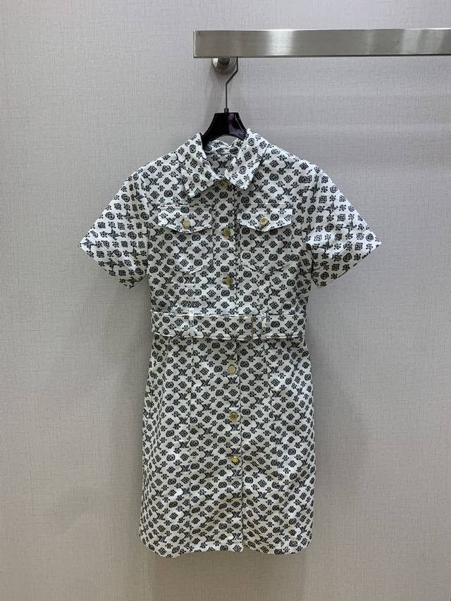 Highly recommend Lv*'s 2025 Spring/Summer new denim short-sleeved dress. It's st