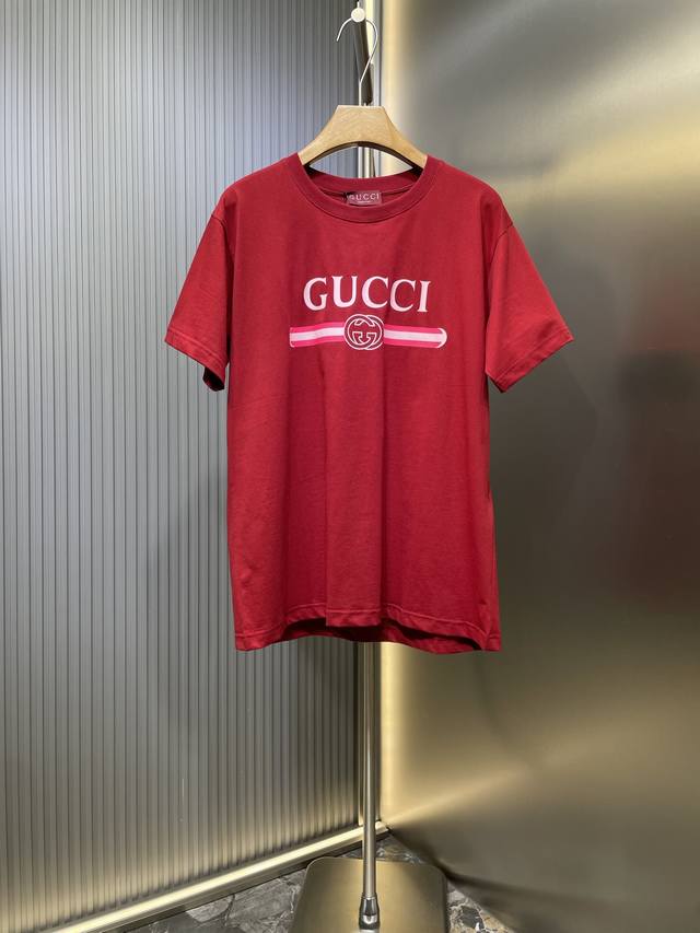 Gucci Anchor Red Printed Cotton T-shirt. This everyday piece features overlocked