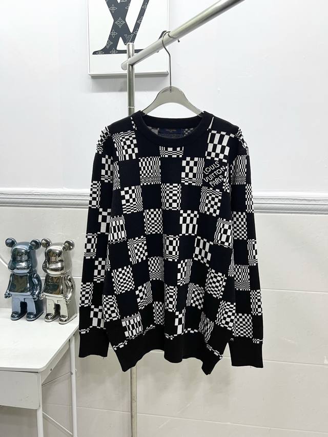 style number R029. Louis Vuitton checkerboard pullover, round neck, long-sleeved