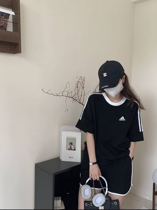 Style number: Wkd12 Adidas printed logo three-bar short-sleeved couple style is