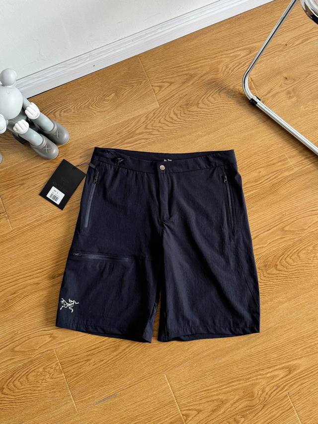 Arc'Teryx Outdoor Casual Commuter Shorts, unisex, are a pair of "skin-like pants