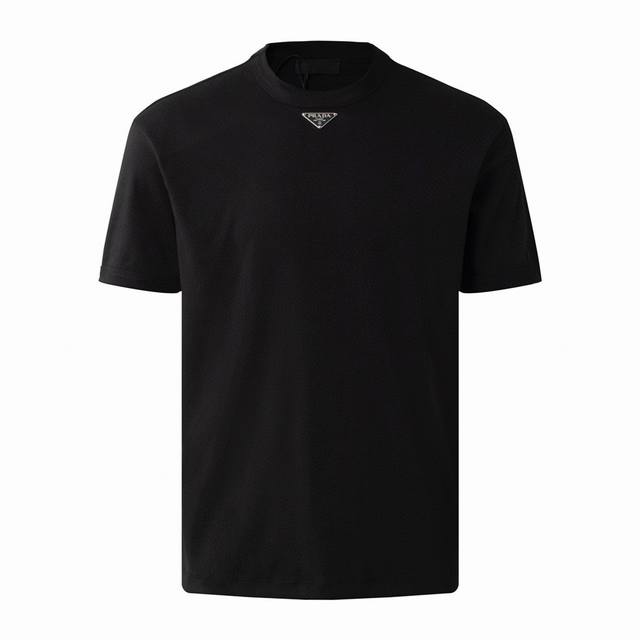 Prada hardware label short-sleeved shirt is made of 32-count combed cotton. The