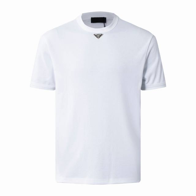 Prada hardware label short-sleeved shirt is made of 32-count combed cotton. The