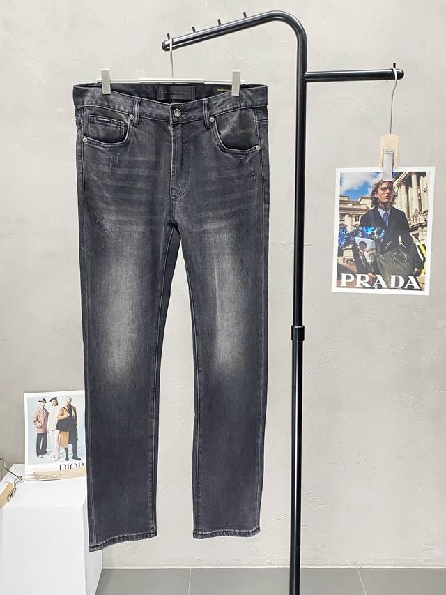 Exclusive to Dolce & Gabbana, these high-end new jeans are available! Made with