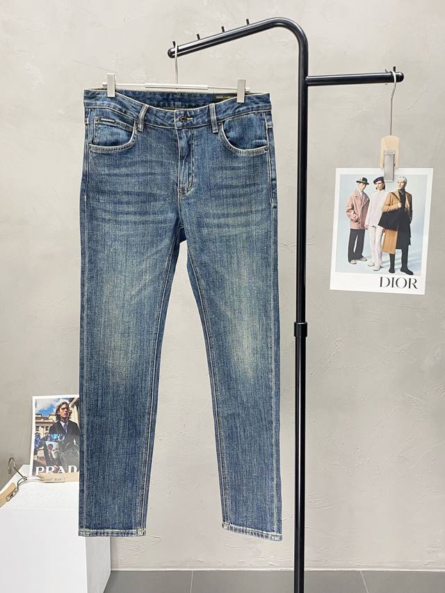 Exclusive to Dolce & Gabbana, this high-end new pair of jeans is available! Made