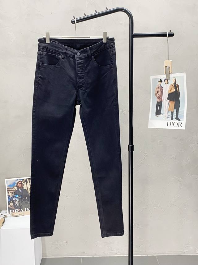 Exclusively for Ksubi, these new, high-end casual jeans are available! Made with