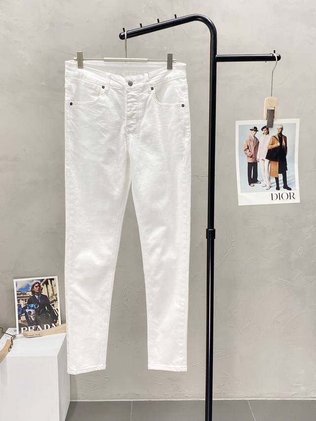 Exclusively for Ksubi, these new, high-end casual jeans are available! Made with