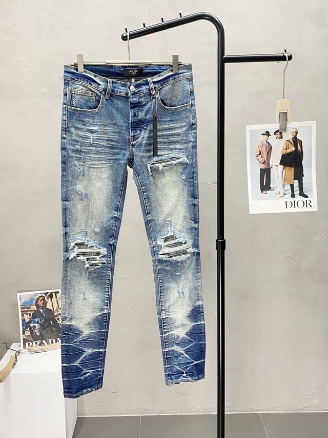 Amiri's exclusive new, high-end casual jeans! Made with breathable, comfortable