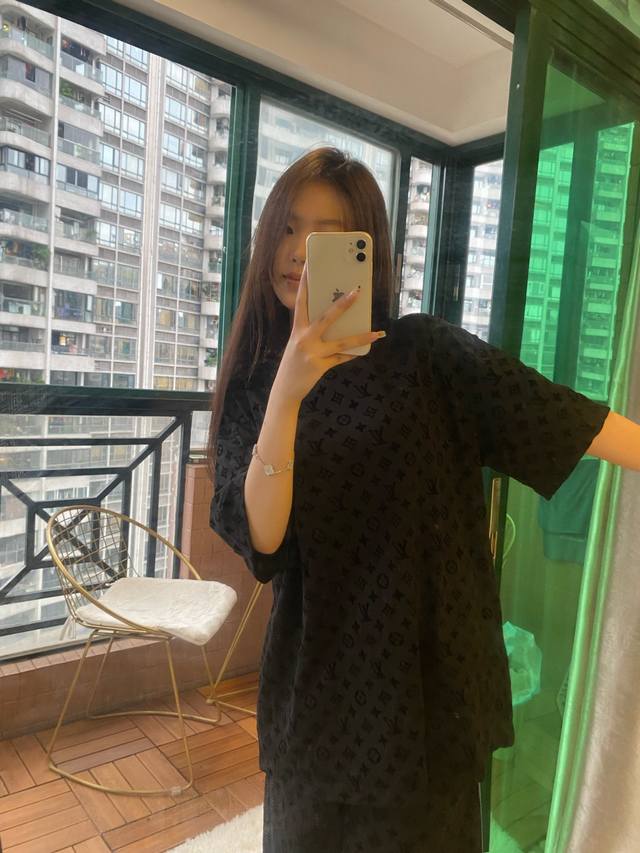Lv flocked monogram short-sleeved top. Fabric: Made from original 16s single-yar